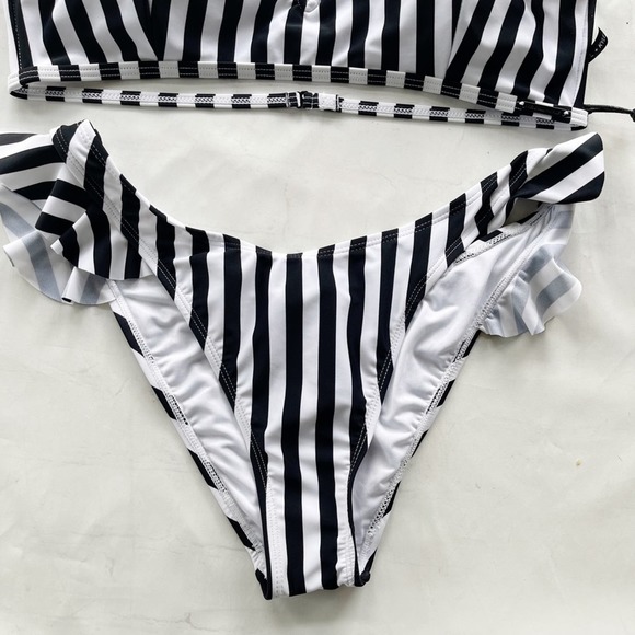 [Kendall & Kylie] NWT ruffle striped bikini large - Picture 5 of 14